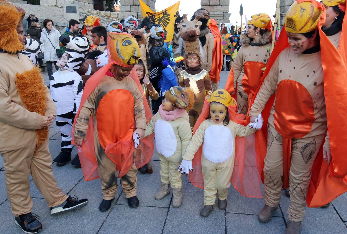 Desde del Azoguejo hasta la Plaza Mayor cientos de niños segovianos han paseado con sus coloridos trajes