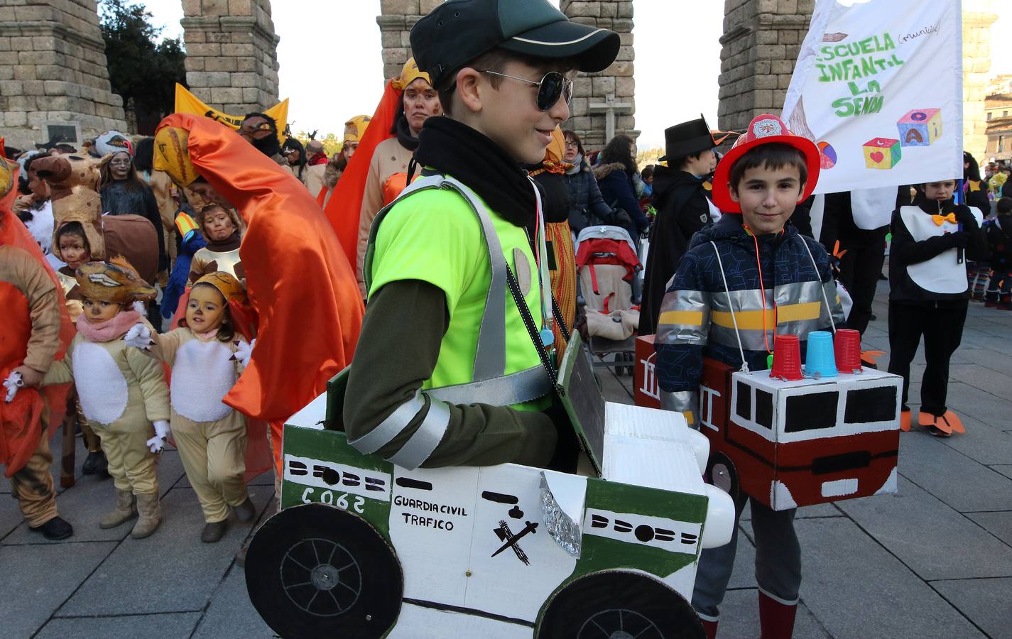 Desde del Azoguejo hasta la Plaza Mayor cientos de niños segovianos han paseado con sus coloridos trajes