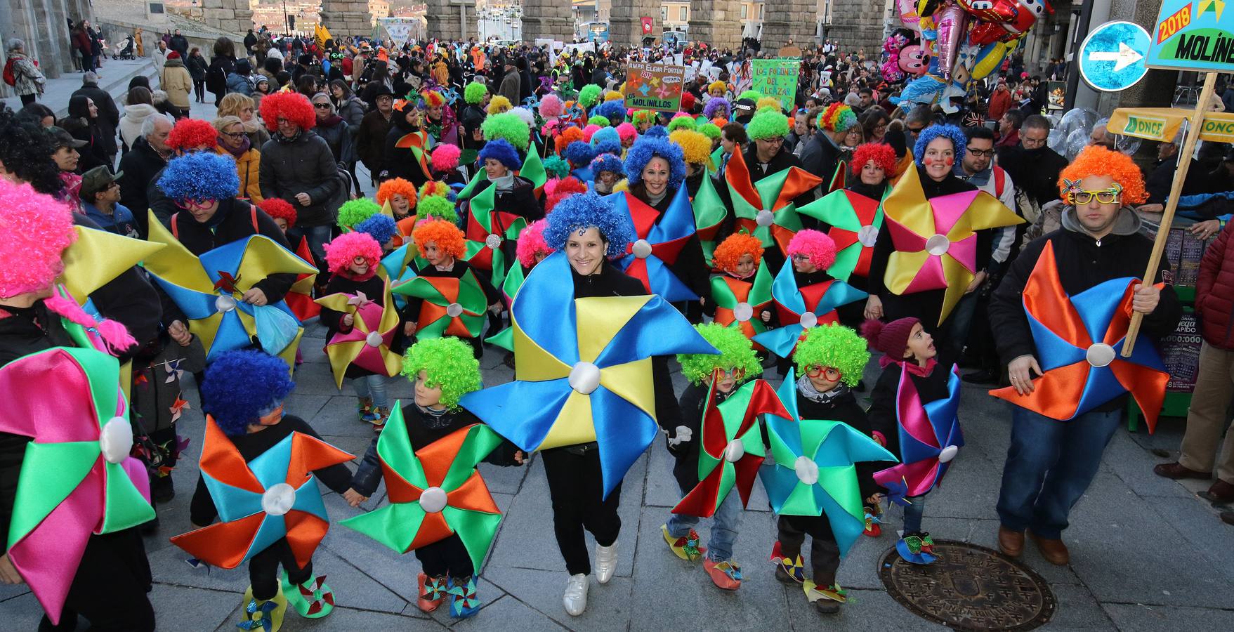 Desde del Azoguejo hasta la Plaza Mayor cientos de niños segovianos han paseado con sus coloridos trajes