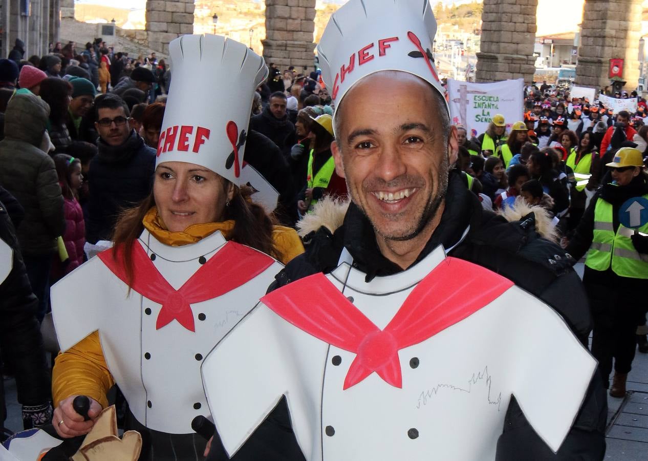 Desde del Azoguejo hasta la Plaza Mayor cientos de niños segovianos han paseado con sus coloridos trajes