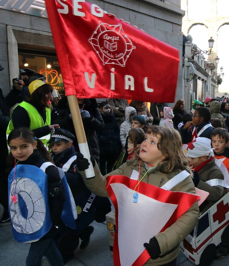 Desde del Azoguejo hasta la Plaza Mayor cientos de niños segovianos han paseado con sus coloridos trajes