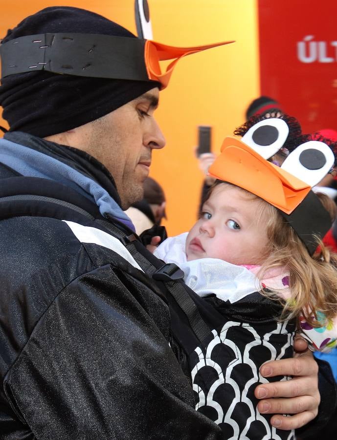 Desde del Azoguejo hasta la Plaza Mayor cientos de niños segovianos han paseado con sus coloridos trajes