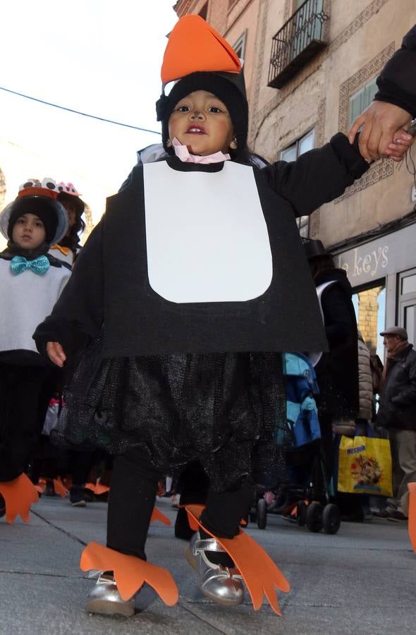 Desde del Azoguejo hasta la Plaza Mayor cientos de niños segovianos han paseado con sus coloridos trajes