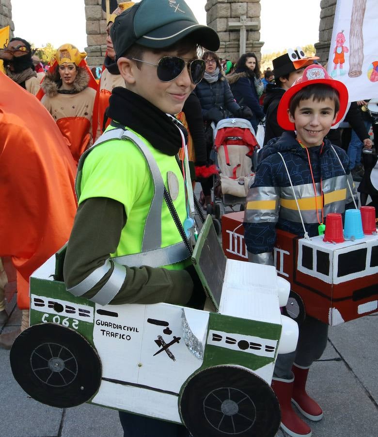 Desde del Azoguejo hasta la Plaza Mayor cientos de niños segovianos han paseado con sus coloridos trajes