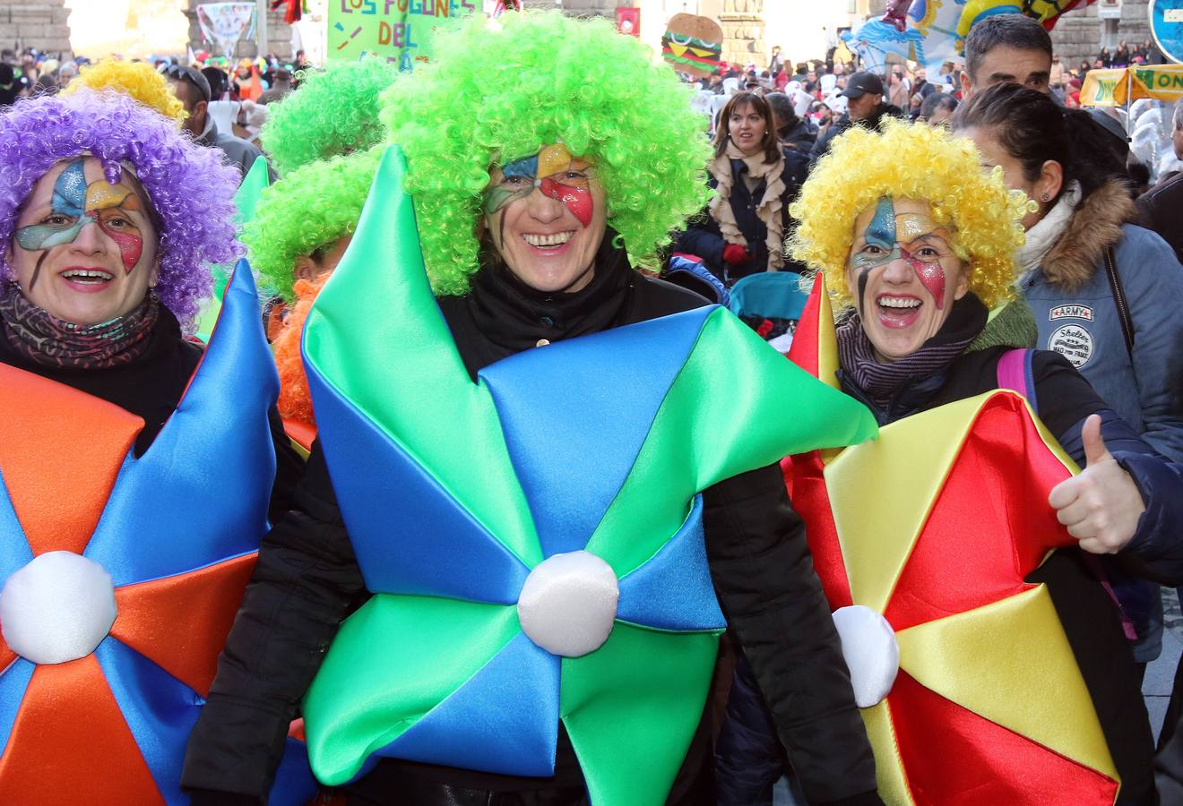 Desde del Azoguejo hasta la Plaza Mayor cientos de niños segovianos han paseado con sus coloridos trajes