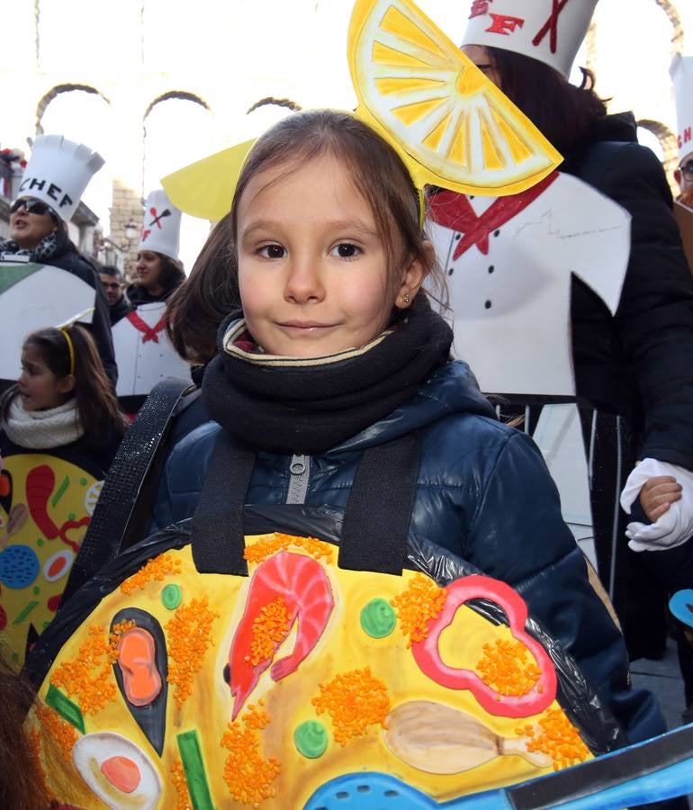 Desde del Azoguejo hasta la Plaza Mayor cientos de niños segovianos han paseado con sus coloridos trajes