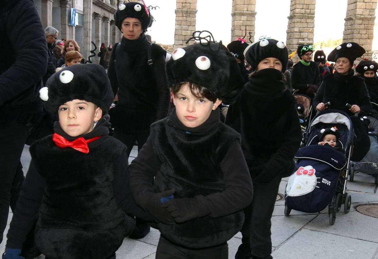 Desde del Azoguejo hasta la Plaza Mayor cientos de niños segovianos han paseado con sus coloridos trajes