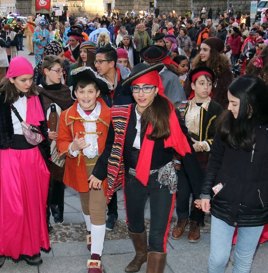 Desde del Azoguejo hasta la Plaza Mayor cientos de niños segovianos han paseado con sus coloridos trajes