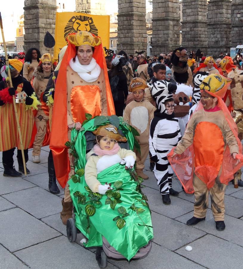 Desde del Azoguejo hasta la Plaza Mayor cientos de niños segovianos han paseado con sus coloridos trajes