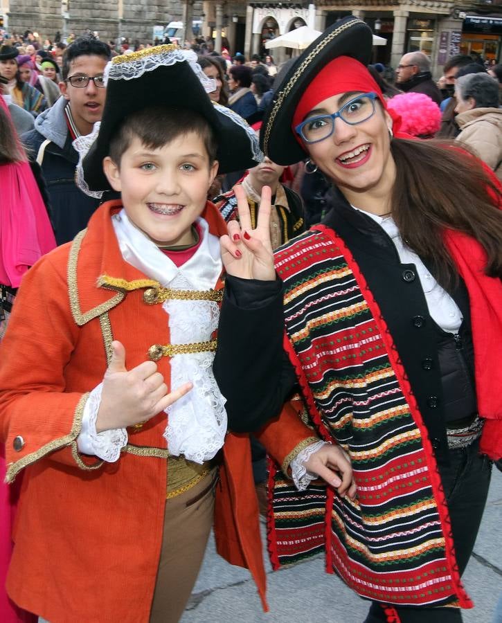 Desde del Azoguejo hasta la Plaza Mayor cientos de niños segovianos han paseado con sus coloridos trajes