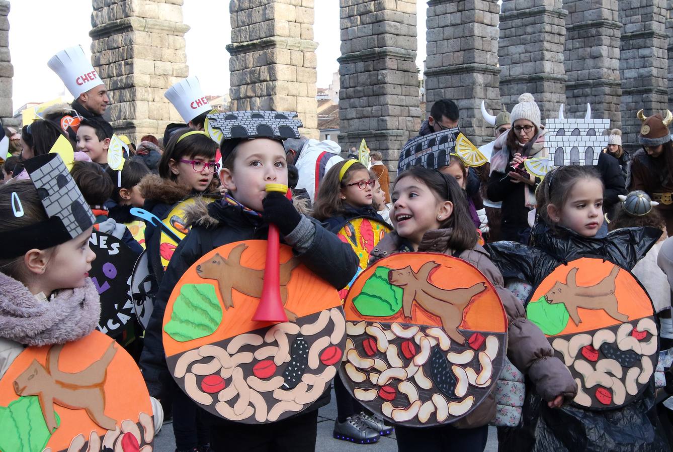Desde del Azoguejo hasta la Plaza Mayor cientos de niños segovianos han paseado con sus coloridos trajes