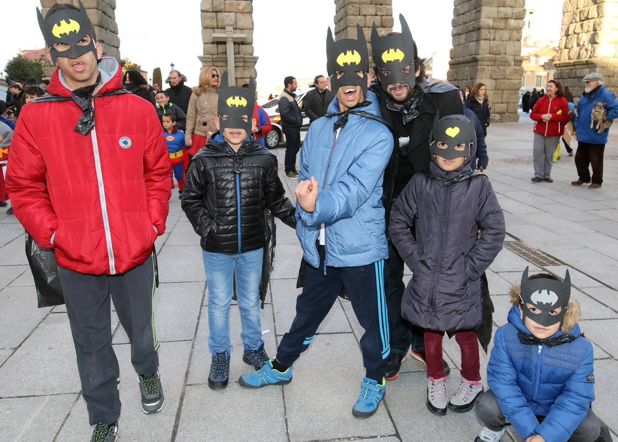Desde del Azoguejo hasta la Plaza Mayor cientos de niños segovianos han paseado con sus coloridos trajes