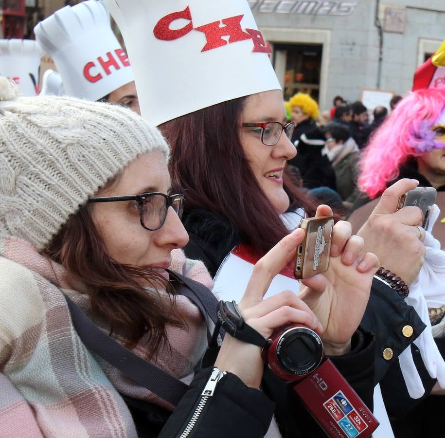 Desde del Azoguejo hasta la Plaza Mayor cientos de niños segovianos han paseado con sus coloridos trajes