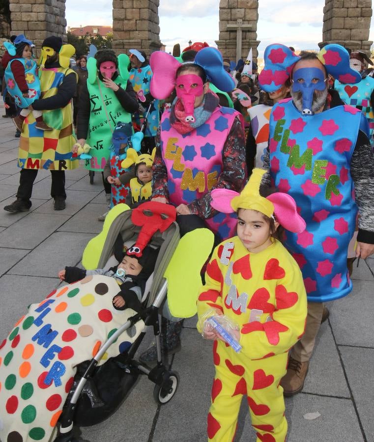 Desde del Azoguejo hasta la Plaza Mayor cientos de niños segovianos han paseado con sus coloridos trajes