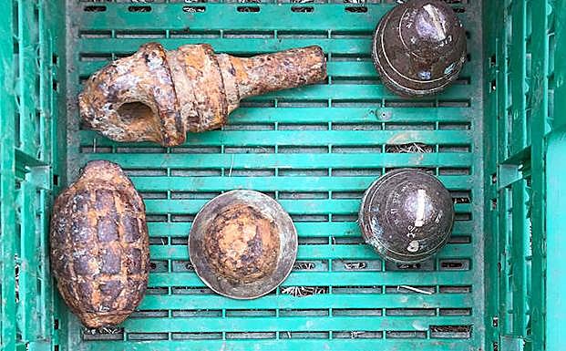 Explosivos antiguos encontrados en el camión. 