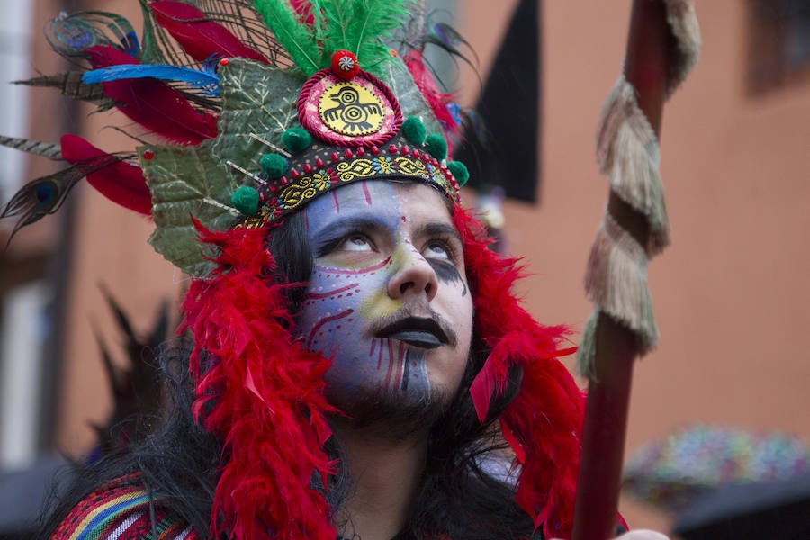 han participado decenas de niños, mayores y murgas, con ingeniosos y divertidos disfraces, carros y carrozas. 