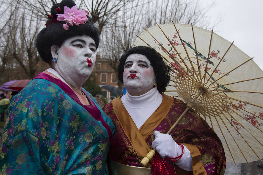 han participado decenas de niños, mayores y murgas, con ingeniosos y divertidos disfraces, carros y carrozas. 