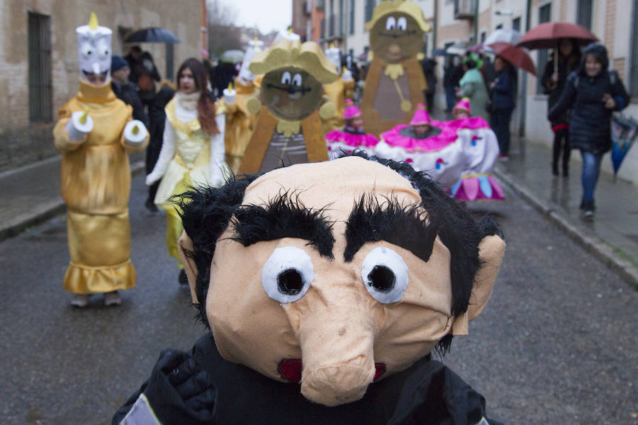 han participado decenas de niños, mayores y murgas, con ingeniosos y divertidos disfraces, carros y carrozas. 