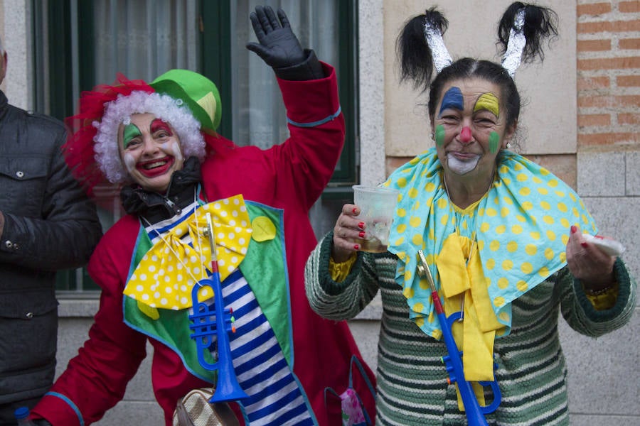han participado decenas de niños, mayores y murgas, con ingeniosos y divertidos disfraces, carros y carrozas. 