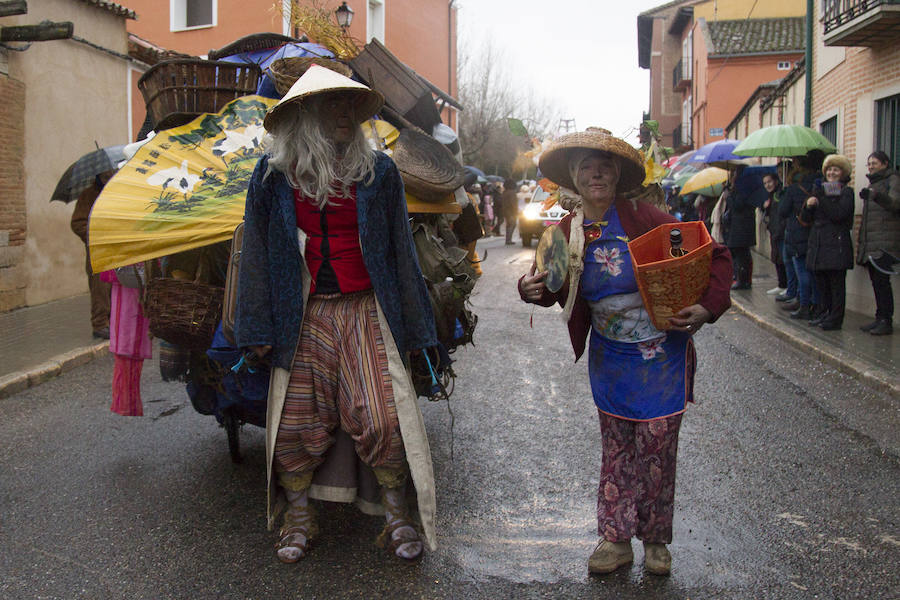 han participado decenas de niños, mayores y murgas, con ingeniosos y divertidos disfraces, carros y carrozas. 