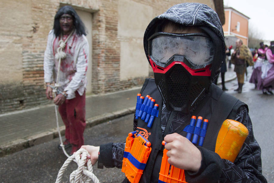 han participado decenas de niños, mayores y murgas, con ingeniosos y divertidos disfraces, carros y carrozas. 