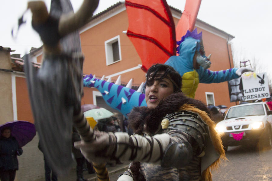 han participado decenas de niños, mayores y murgas, con ingeniosos y divertidos disfraces, carros y carrozas. 