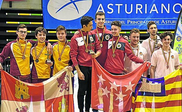 Los tres arqueros júniors salmantinos, en el segundo cajón del podio.