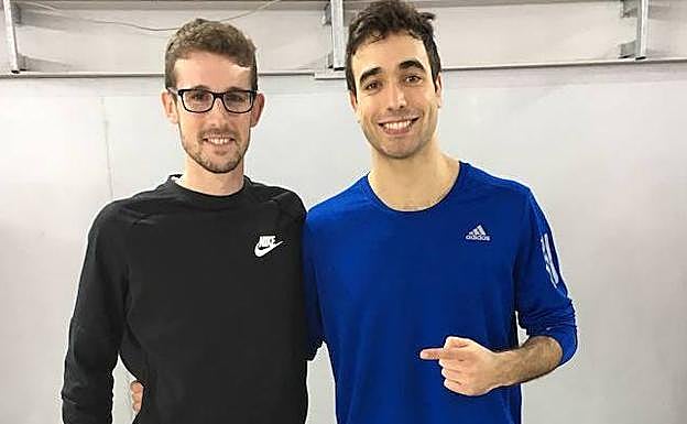 Álvaro de Arriba, a la izquierda, junto a Antonio García, ,plata en el reciente campeonato de España promesa en 60 vallas. 