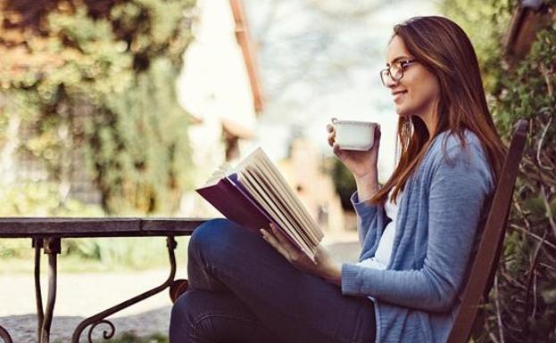 Una joven leyendo.