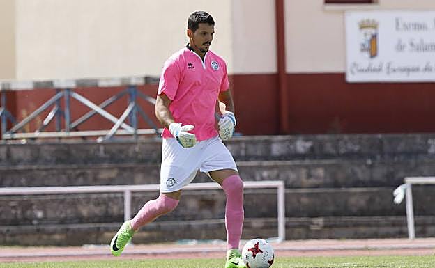 Carlos Molina se dispone a sacar de portería con Unionistas de Salamanca.