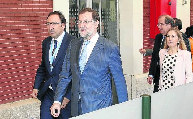 Rajoy, con el alcalde de Palencia, en la estación de trenes en septiembre de 2015. 