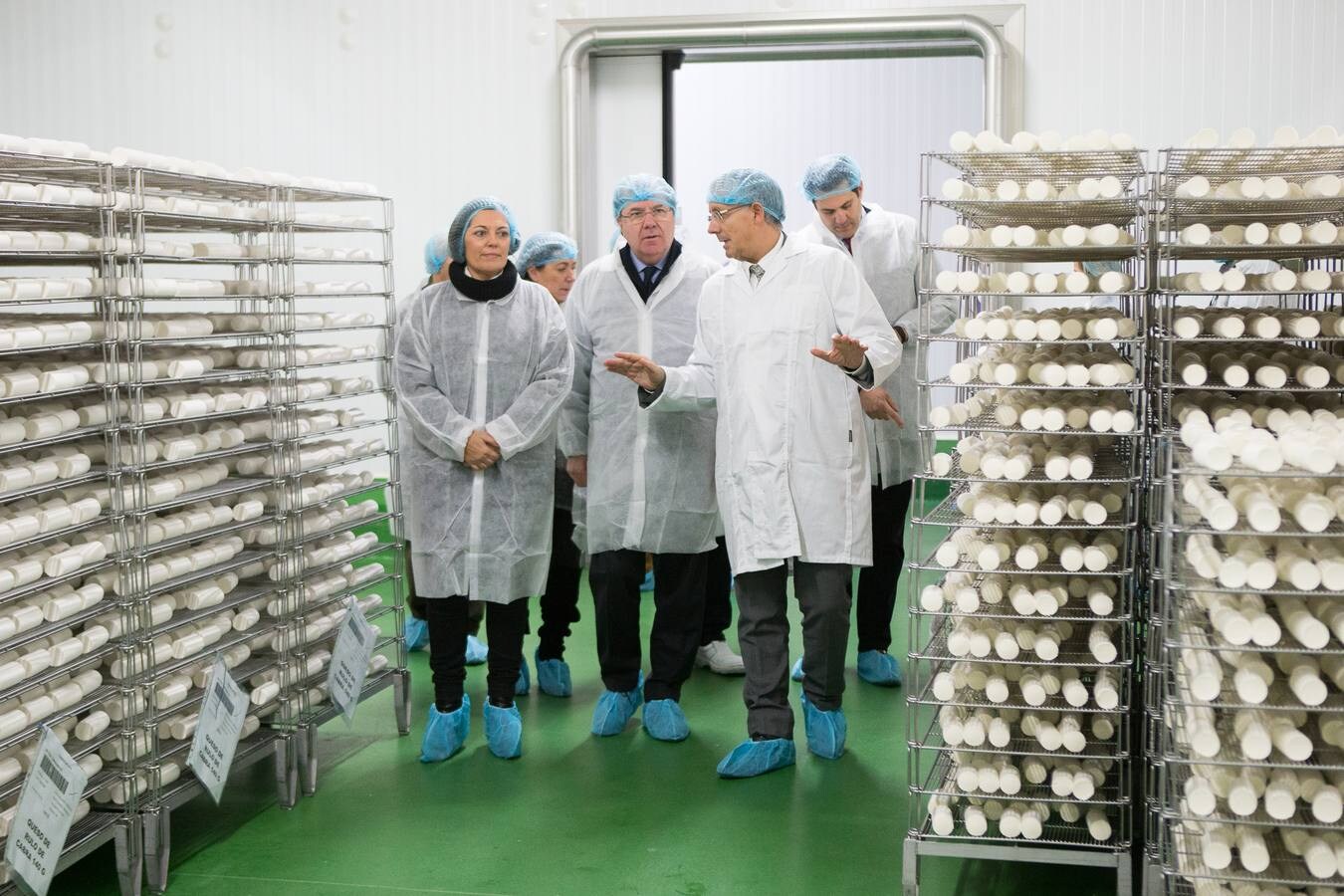 El presidente de la Junta incide en la relevancia del sector del ovino de leche en Castilla y León
