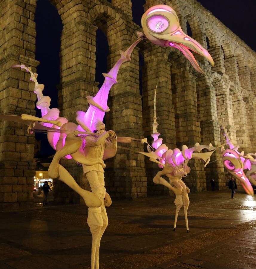 Tres grandes pájaros blancos, de ojos de diferentes colores y altura superior a los cinco metros, lideraron el pasacalles