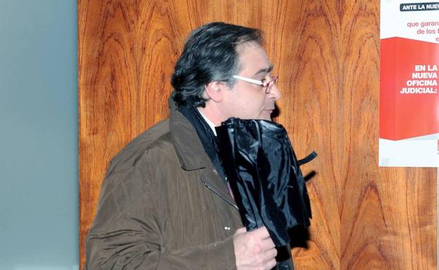 El exconcejal de Urbanismo José Antonio García de Coca a su salida del Juzgado de Instrucción en el año 2010