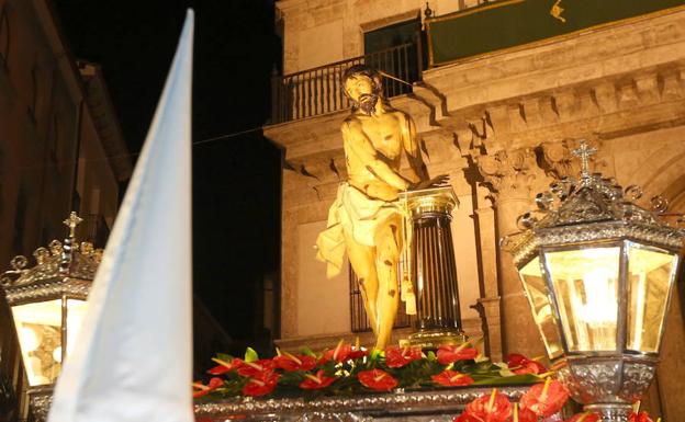 El Cristo Atado a la Columna a la puerta de la Iglesia de la Vera Cruz en la procesión de la Peregrinación de la Promesa. 