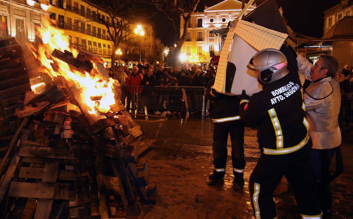 Las dulzainas de varios miembros de la Escuela de Dulzaina amenizaron el acto fúnebre