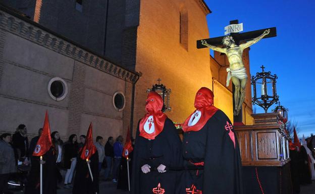 El Cristo de la Agonía recorre las calles en la procesión de La Caridad.