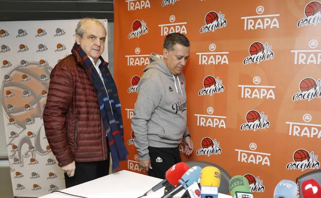 Gonzalo Ibáñez y Alejandro Martínez, durante la presentación del nuevo entrenador.