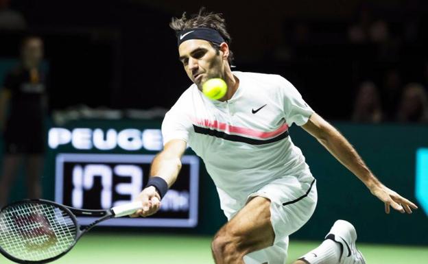 Roger Federer golpea la bola. 