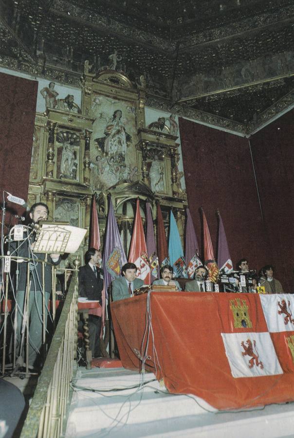 Sesión de investidura de Demetrio Madrid como presidente de la Junta, en Tordesillas el 23 de mayo de 1983.