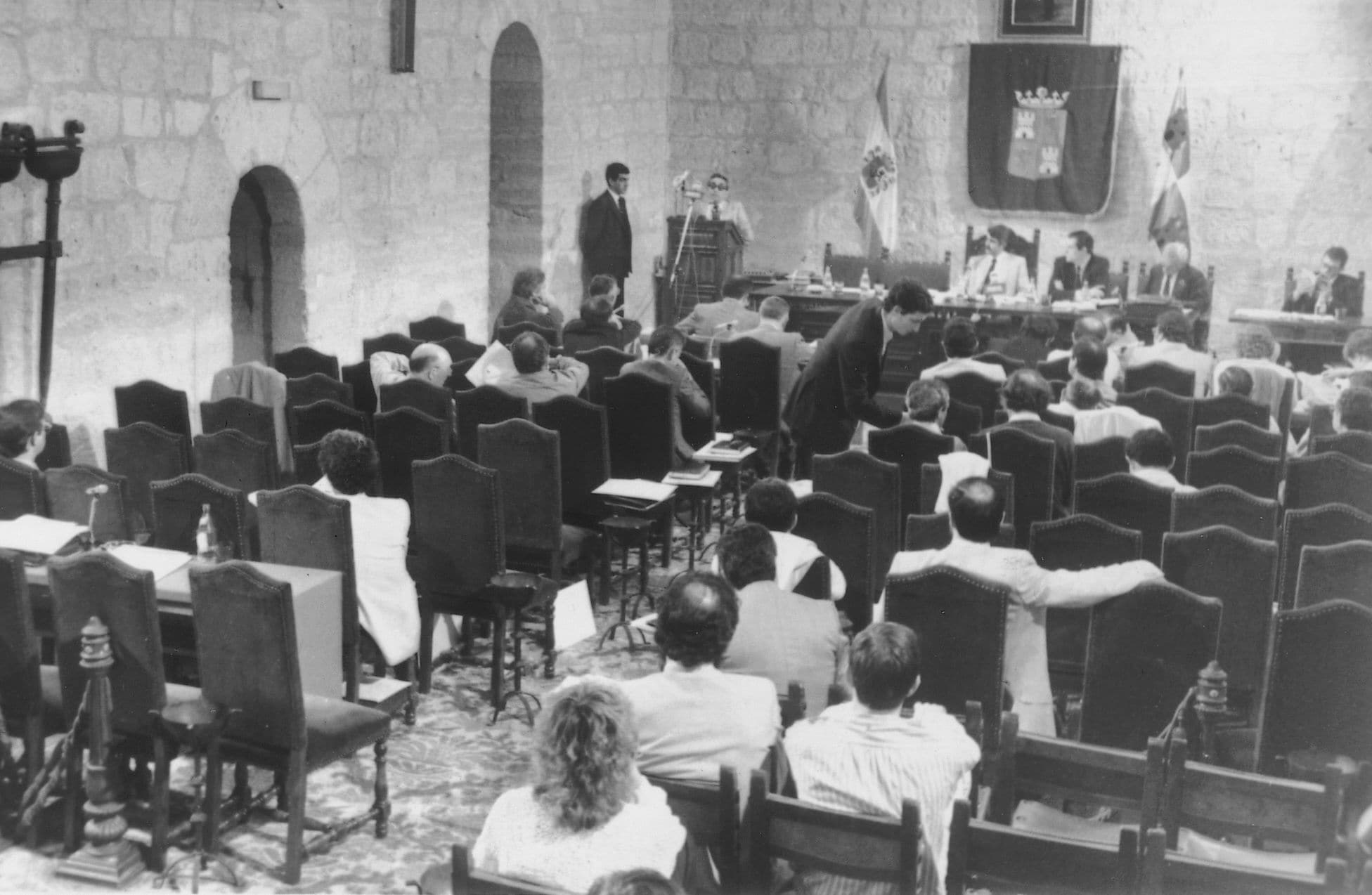 Bajo la presidencia de su titular, Dionisio Llamazares, el día 24 de julio de 1983, se reunieron por primera vez en la sede provisional del castillo de Fuensaldaña, las Cortes de Castilla y León.