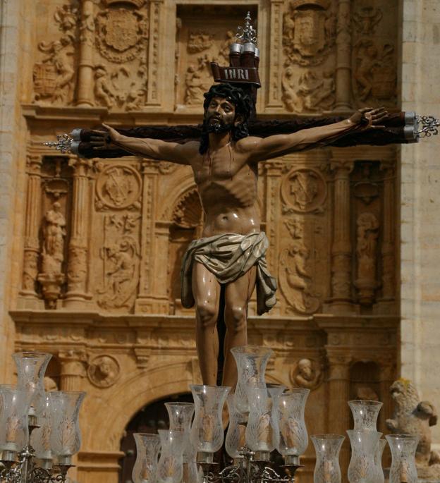 Cristo de la Pasión y sus faroles ante la Iglesia de Santiago. 
