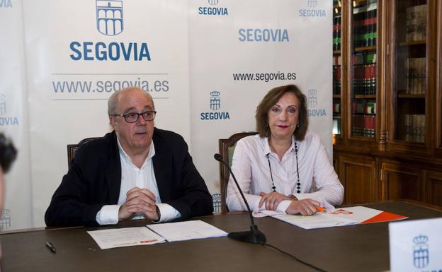 Los portavoces de PSOE y Ciudadanos, Alfonso Reguera y María José García Orejana, este viernes, durante el anuncio del acuerdo. 