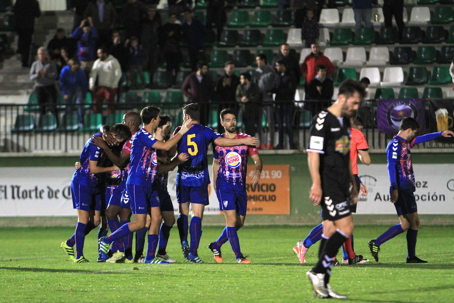Jugadores de la Gimnástica Segoviana celebran un gol en La Albuera.