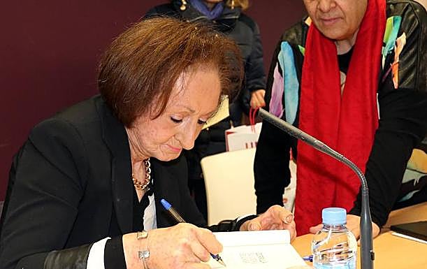 Ángela Hernández firmó ejemplares de su libro.