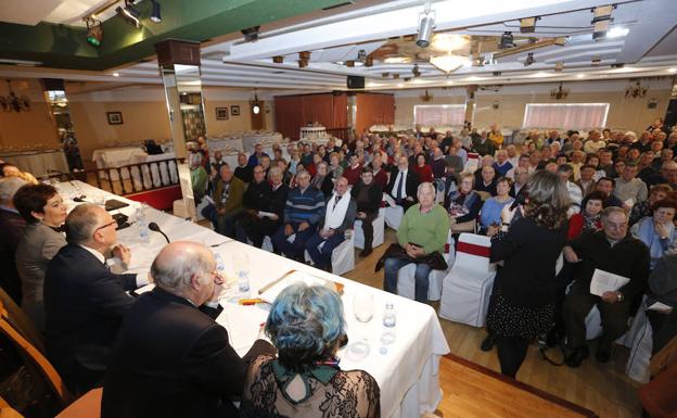 Un momento de la asamblea de ayer, celebrada en el campo de tiro.