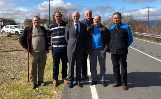 El presidente de la Diputación, junto a represemtantes municipales. 