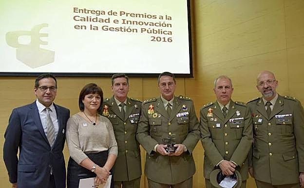 El coronel José María Martínez Ferrer muestra el premio. 