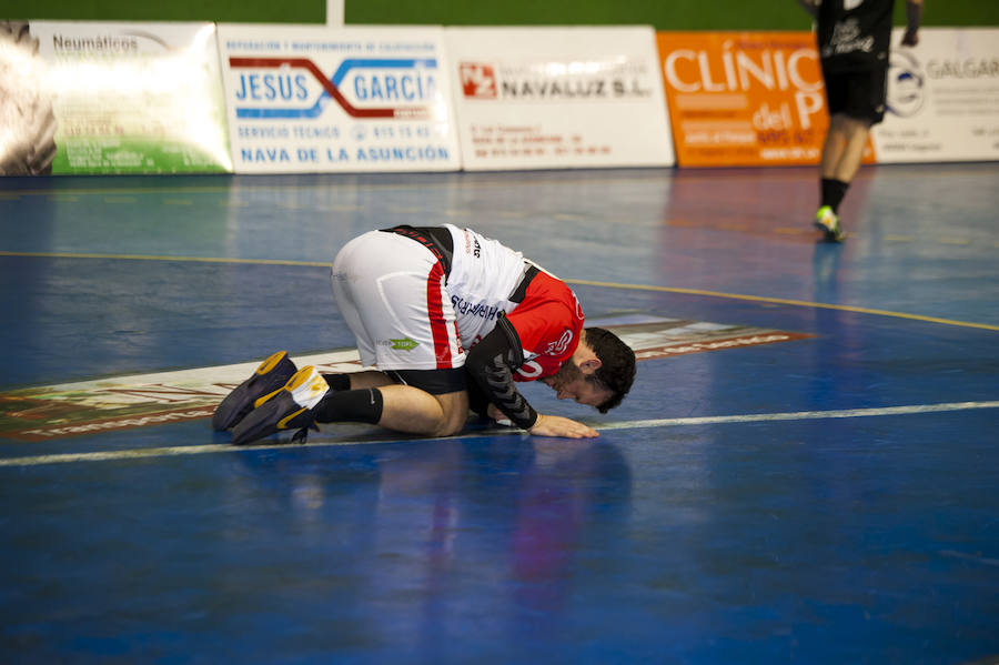 Darío Ajo Villarraso, que regresó a la disciplina del Balonmano Nava, se duele de un golpe tras una jugada.