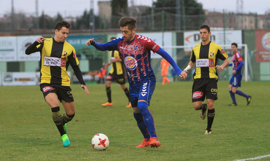 Dani Calleja encara a un jugador rival durante un partido en La Albuera.